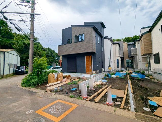 外観:1号棟【全4棟の分譲住宅!家庭菜園やBBQなどが楽しめる屋上バルコニー付き4LDK!】駐車場2台可能!安心の耐震構造住宅!泉の森公園近く住環境良好です!