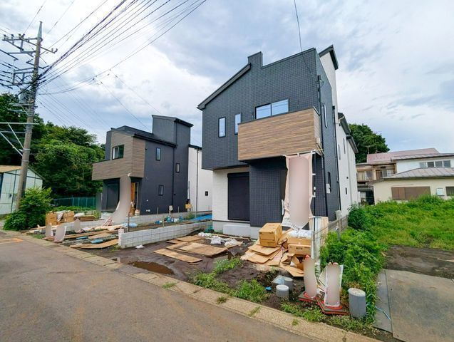 外観:【全4棟の分譲住宅!家庭菜園やBBQなどが楽しめる屋上バルコニー付き4LDK!】駐車場2台可能!安心の耐震構造住宅!泉の森公園近く住環境良好です!