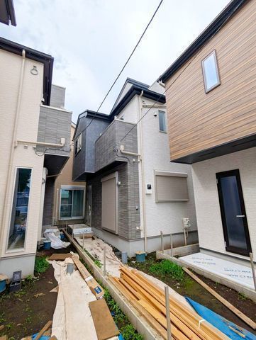 外観:【全4棟の分譲住宅!家庭菜園やBBQなどが楽しめる屋上バルコニー付き4LDK!】駐車場2台可能!安心の耐震構造住宅!泉の森公園近く住環境良好です!
