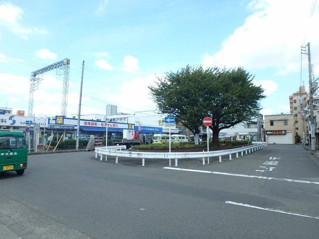 周辺環境:桜ヶ丘駅(小田急 江ノ島線) 引地川沿いの桜並木は大勢の花見客でにぎわいます。 1730m