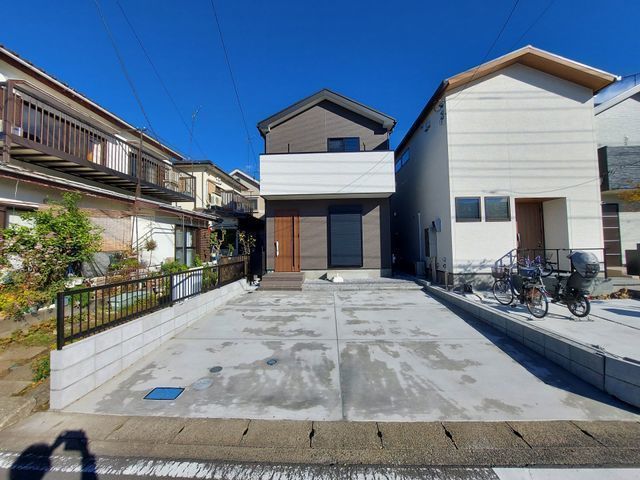 外観:【スーパーや小中学校、大型公園など近く生活便利な立地です!】駐車場並列2台可能!全室南向きで陽当り良好!LDK17帖、主寝室7.2帖!