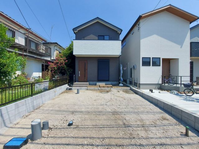 外観:【スーパーや小中学校、大型公園など近く生活便利な立地です!】駐車場並列2台可能!全室南向きで陽当り良好!LDK17帖、主寝室7.2帖!