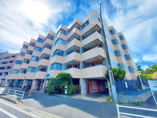 外観:【南向きで陽当たり良好、前面棟のない部屋位置!海岸まで徒歩圏内です】リフォーム済みで即内覧できます!教育施設、生活施設も近く環境充実の暮らしやすい立地