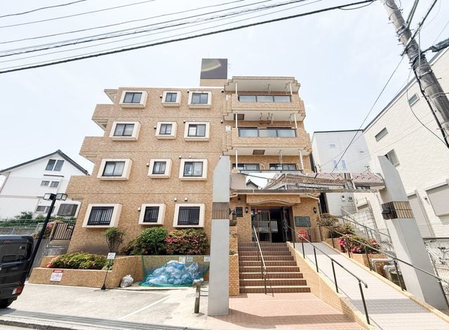 外観:【駅まで徒歩圏内で通勤通学に便利!角部屋のため全居室採光を確保した光と風が舞う3DK】買い物に便利な周辺環境!リフォーム済みで即内覧できます!