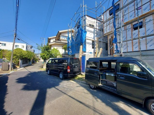 外観:JR茅ヶ崎駅徒歩7分。約6帖のルーフバルコニー付き戸建!広々LDK20.3帖、全居室に収納完備!外シャワーや食洗機など充実の設備が魅力です!