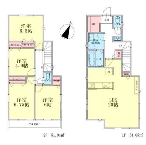 間取図/区画図:【敷地広々45.5坪超!南・東側が一段低く陽当たり良好。車2台駐車可能】自然豊かな子育て世代にやさしい環境全居室に収納があり、玄関にシューズクローク付き