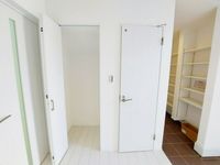 収納:玄関ホール収納と、右はSIC