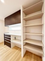 キッチン:キッチン横可動棚