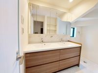 その他内観写真:同仕様ダブルボウル洗面