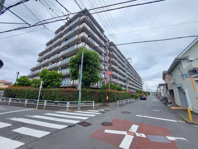 外観:前面道路含む外観