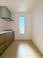 キッチン:キッチン横の扉奥にインナーバルコニー