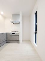 キッチン:窓のある明るいキッチン