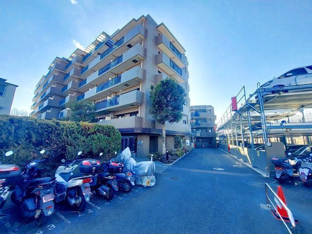 外観:【総戸数102戸のビッグコミュニティー！室内フルリフォーム済み】ペット飼育可全居室収納、専用庭付きの3LDK！即内覧・入居できます！